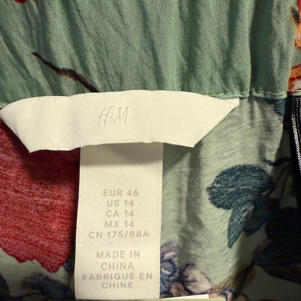 NWT H&M Floral Wide-Leg Pants in Sage Green with Red & Purple Blooms - 14 - Picture 5 of 6